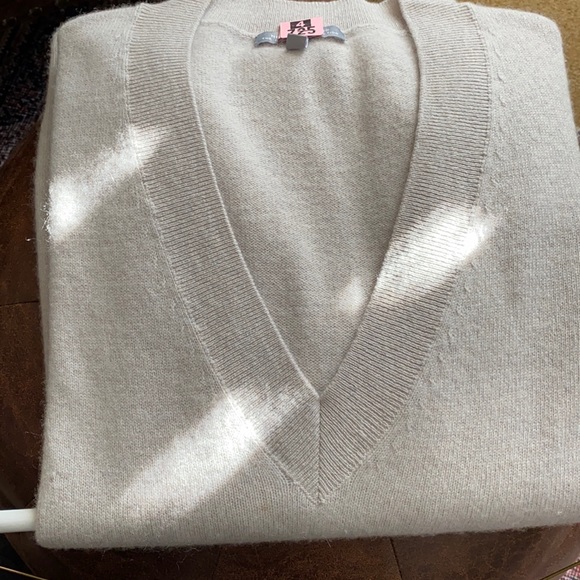 Sweaters - Neiman Marcus Cream Cashmere Sweater